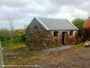 Front view of shed - an teach beag ar an mby Beilge, Clare
