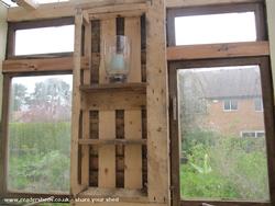 Pallet summerhouse shed: windows