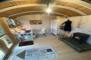 Wide angle of working space of shed - A Smart Shepherd‘s Hut as Garden Office, Brandenburg