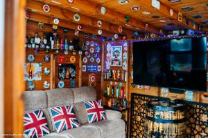 Relaxed Area Inside of shed - The Bar With No Name, Staffordshire